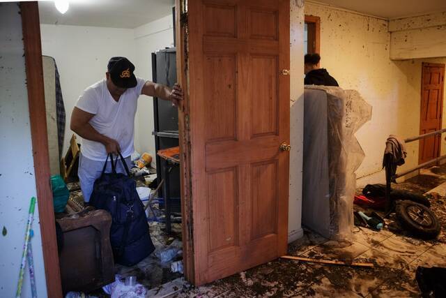 纽约布鲁克林赛普拉斯山（Cypress Hills），一名男子正在清理地下室。来源：纽约时报