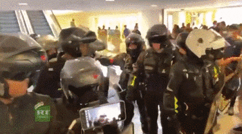 法国警察：对示威人群唯唯诺诺 对两女性重拳出击