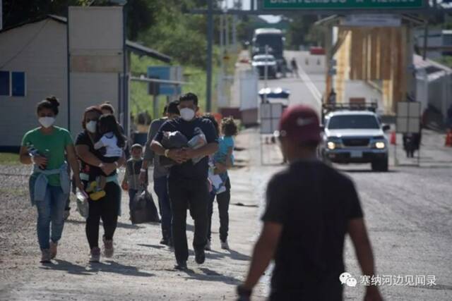 （被美国驱逐的中美洲移民抵达危地马拉边境小镇埃尔塞沃。图片来自网络）