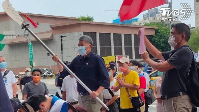 张亚中在民进党党部前举行“送瘟神保平安”活动（图片来源：台湾TVBS）