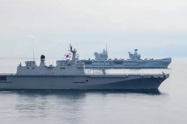 英军“伊丽莎白女王号”航母同韩国海军举行联合演练。图源：twitter
