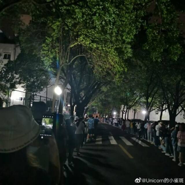 志愿者连夜排队进行核酸，受访者供图