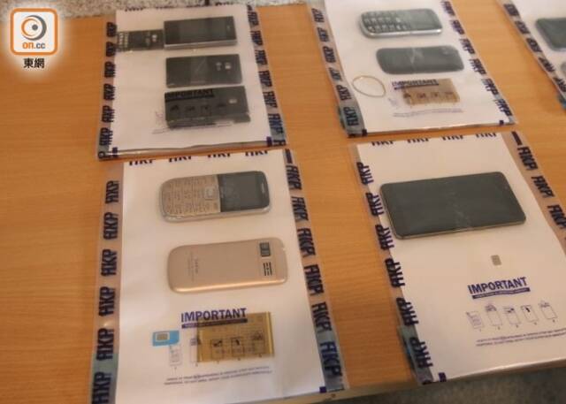 警方检获的手机（图片来源：香港“东网”）