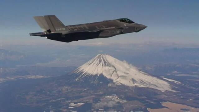 ▲日本空中自卫队的F-35A战机在富士山上空巡航