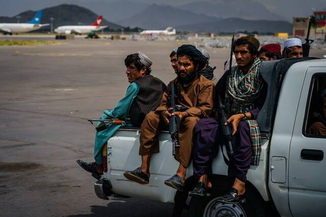 当地时间2021年8月31日，喀布尔，美军撤离行动结束后，阿富汗塔利班成员在国际机场站岗。