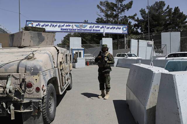 当地时间2021年9月5日，喀布尔机场已经恢复了平静，只有全副武装的塔利班特种部队在机场门口站岗。塔利班军官表示，该部队已经接受了全方位的特种作战训练，有能力接管机场，并维持它的安全运转。