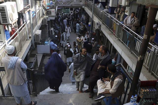 当地时间2021年9月4日，货币兑换商人在阿富汗喀布尔一家货币交易市场内等待顾客。
