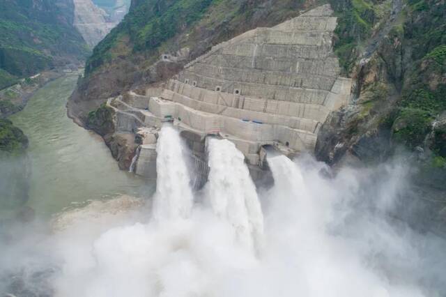 白鹤滩水电站泄洪洞三孔全开成功运行