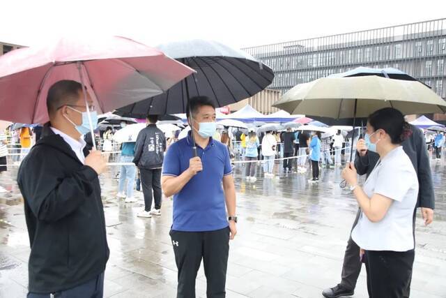 直击现场：我校16000余名学生完成集中核酸检测！