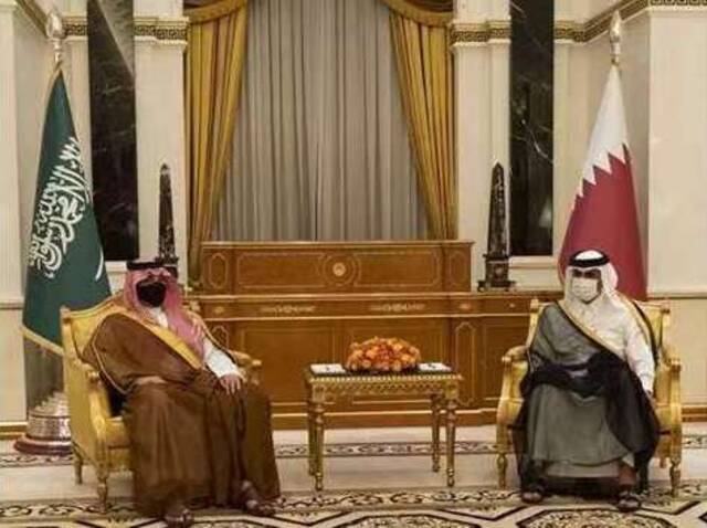 △卡塔尔首相兼内政大臣哈立德（右）与沙特内政大臣阿卜杜勒阿齐兹（左）举行会谈。（图片来源：卡塔尔当地媒体）