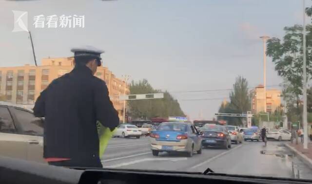 视频｜交警休息日看到信号灯坏了 立马穿警服指挥交通