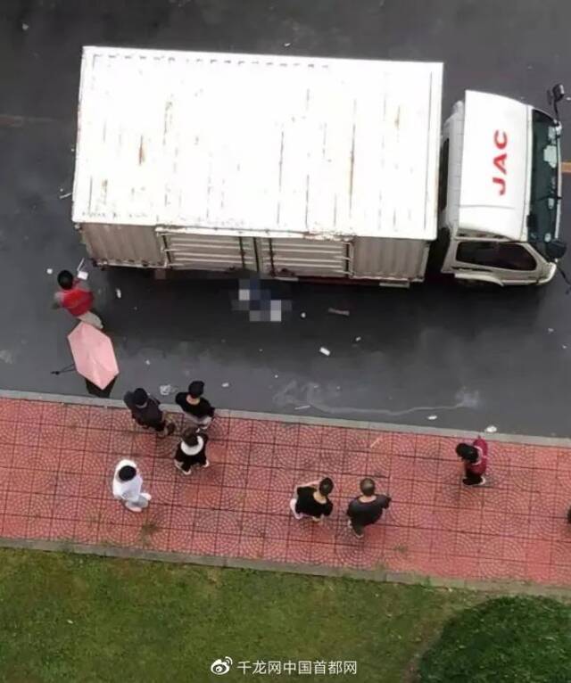 目击者拍下的快递货车碾轧后的场景。图源：@千龙网中国首都网