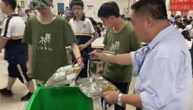 校长王永新在食堂。来源：潇湘晨报视频截图