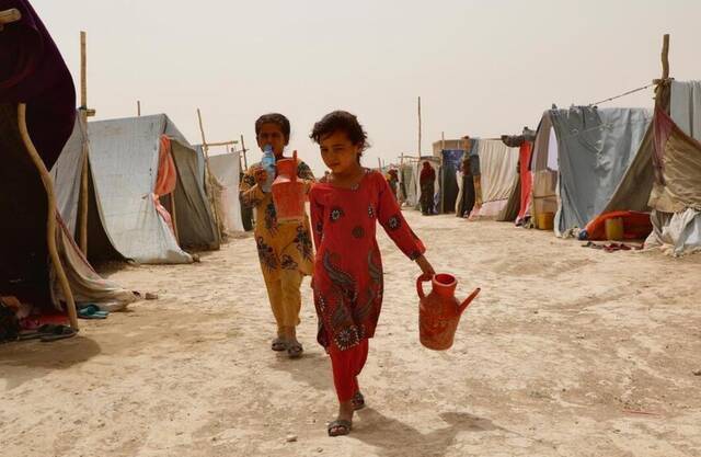 联合国难民署3日在推特上发布的阿富汗无家可归民众的照片，下同