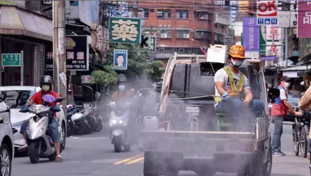 新北发生群聚感染事件幼儿园的周边地区进行消毒，图自台媒