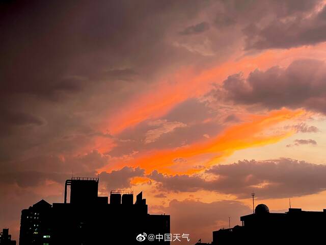 惊艳！雨后北京天空出现艳丽火烧云