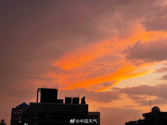 惊艳！雨后北京天空出现艳丽火烧云