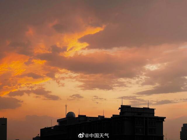 惊艳！雨后北京天空出现艳丽火烧云