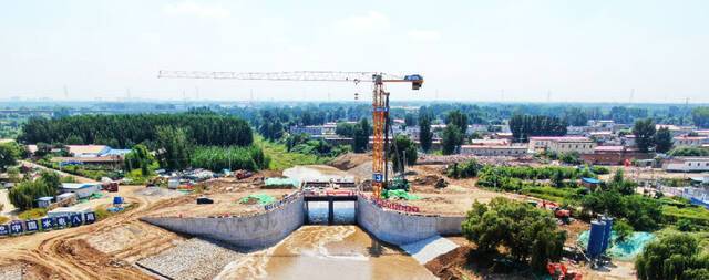 雄安新区在建最大水利枢纽灌溉闸工程提前通水