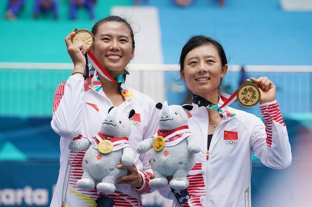 杨钊煊（左）与徐一璠2018年亚运会女双夺冠