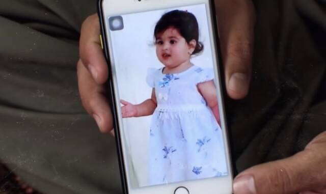 阿赫马迪展示女儿的照片图自外媒