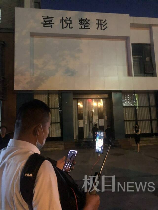 一位正在进行直播的网友。极目新闻记者摄