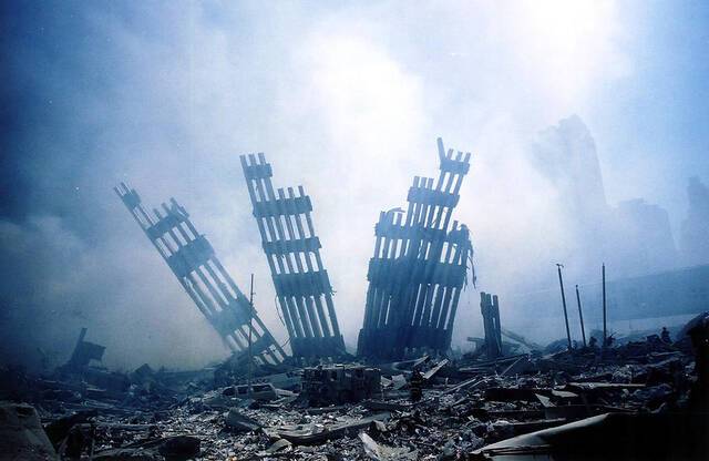 ▲“9·11”恐袭发生后的纽约世贸中心双子塔。图据网络