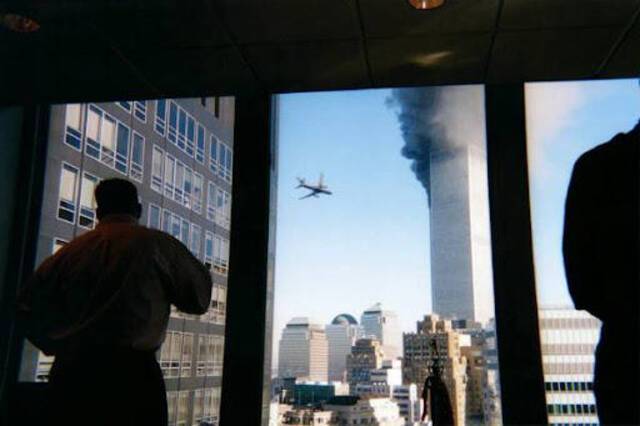 ▲2001年9月11日，第二架遭劫持的民航飞机正撞向纽约世贸中心双子塔。图据网络