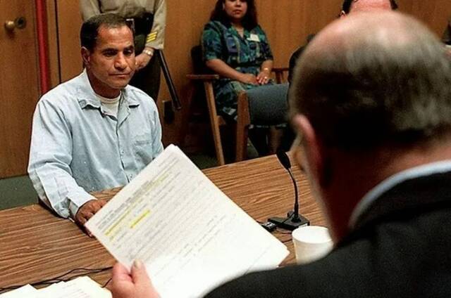 ▲1997年6月18日，凶手索罕（左）申请假释被拒的档案照片。图/美联社