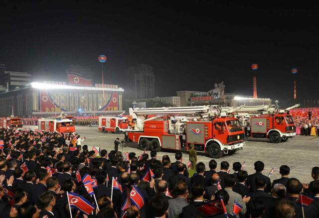 社交媒体上流传的朝鲜阅兵照片，图为平壤市消防局装备的新型消防车图源：社交媒体