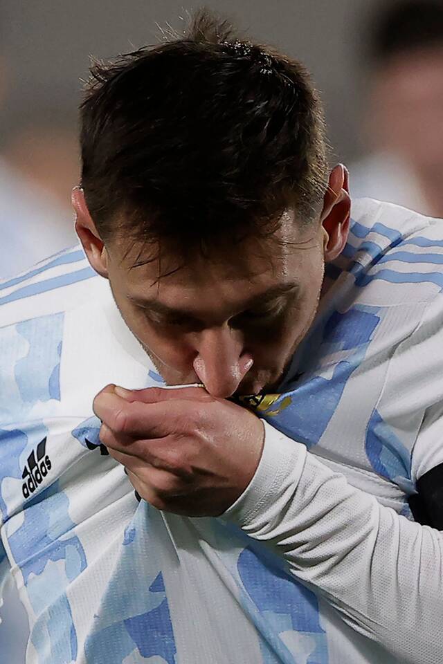 梅西亲吻阿根廷队徽。