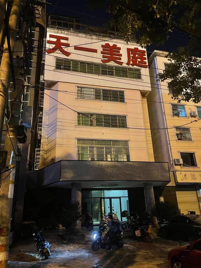 货拉拉女乘客坠亡案今日开庭，律师：司机周某春已认罪