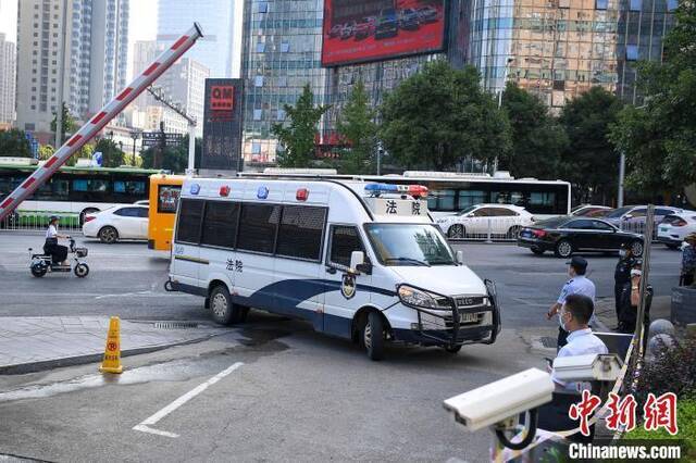 “货拉拉女乘客坠亡案”开庭。杨华峰摄