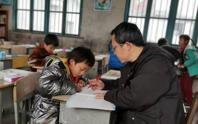 龙卫星已经来到茶山小学整整8年。受访者供图