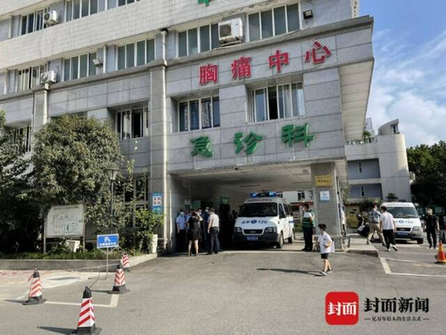 成都轨道交通一在建工地发生垮塌 已有伤者送往附近医院