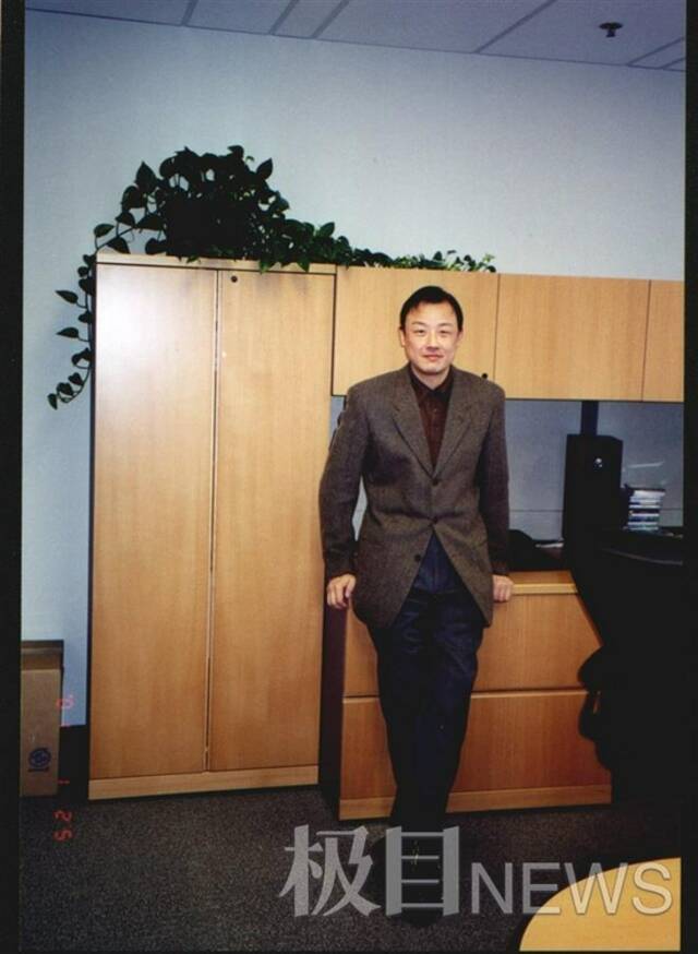 20年前陈思进在办公室图片来源：受访者供图