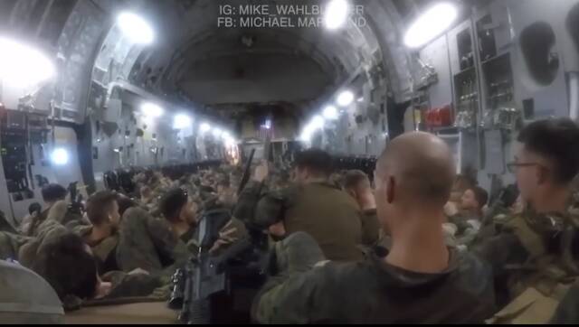 美国海军陆战队员日前公开喀布尔仓促撤离8分钟视频（图源：视频截图）