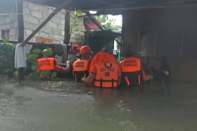 台风“康森”导致菲律宾超10万人受灾 死亡人数上升至14人