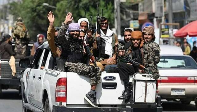 2021年9月2日，阿富汗喀布尔，塔利班成员乘车在喀布尔街头巡逻。图片来源：视觉中国
