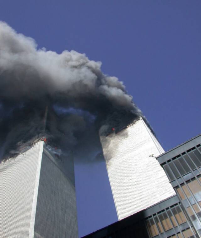 飞机冲撞纽约世贸中心“双子塔”大厦后的场景，由美国特勤局雇员拍摄。图源：美国特勤局推特账号