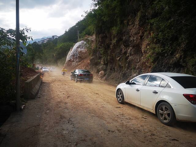 云南盐津G247国道景泰线发生山体滑坡 阻断道路现已抢通