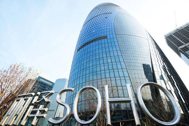 今年上半年，SOHO中国“以价换量”的现象较为明显。图为该公司旗下的丽泽SOHO。新京报记者王嘉宁摄