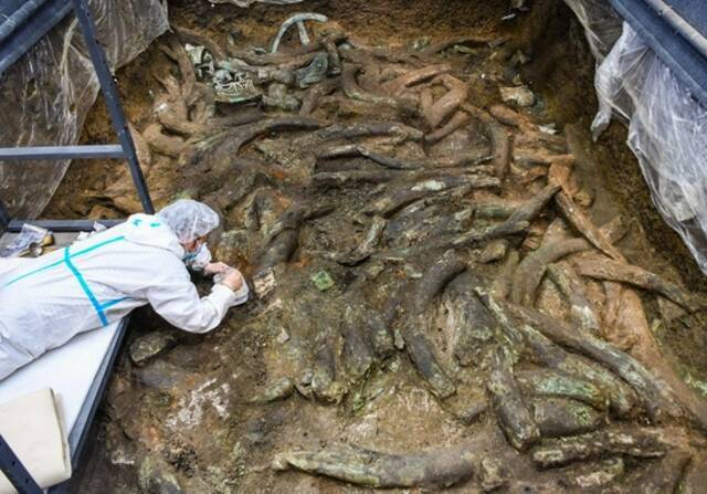 9月7日，考古人员在四川德阳广汉市三星堆考古发掘现场8号“祭祀坑”内工作。新华社记者王曦摄
