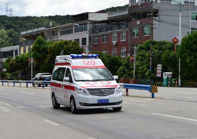 9月12日，一辆救护车行驶在莆田市仙游县枫亭镇街道上。新华社发