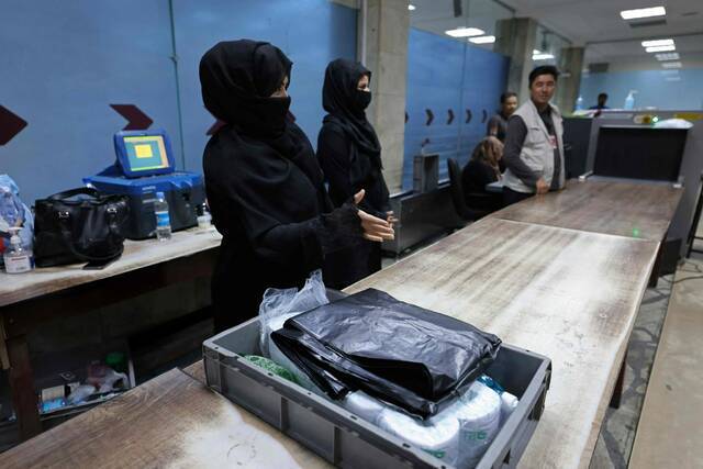 阿富汗女安检人员返回喀布尔机场工作：穿深蓝色套装 戴头巾