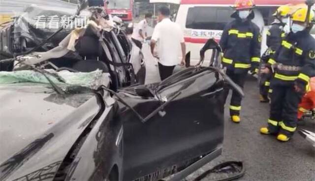 视频｜江苏昆山一塔吊倒塌 一辆轿车被砸中