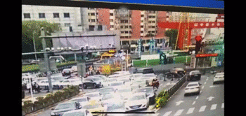 上海昆山一轨交工地高压旋喷桩倒塌砸中过路车，被砸司机正在急救