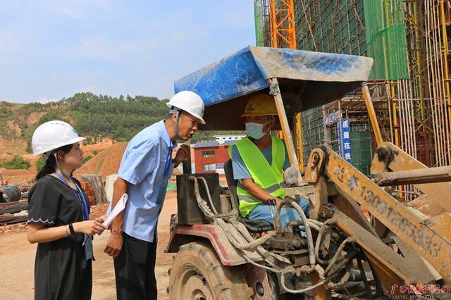 图为梧州市纪委监委驻市住建局纪检监察组到工程项目建设现场向农民工了解相关情况。