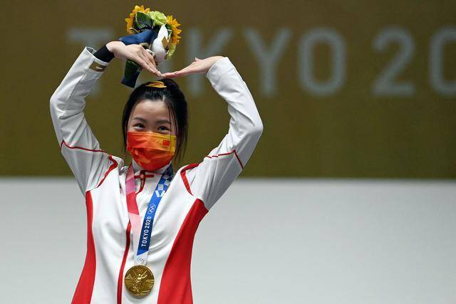 图说：夺得奥运首金的杨倩在领奖台比心的可爱形象让她收获了超高人气新华社图