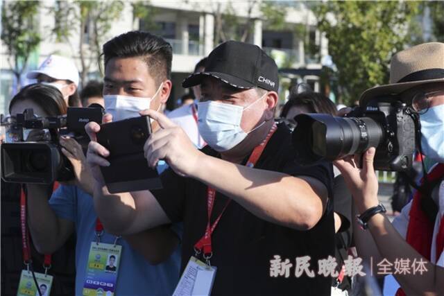 图说：王义夫拿着手机拍照新民晚报记者李铭珅摄